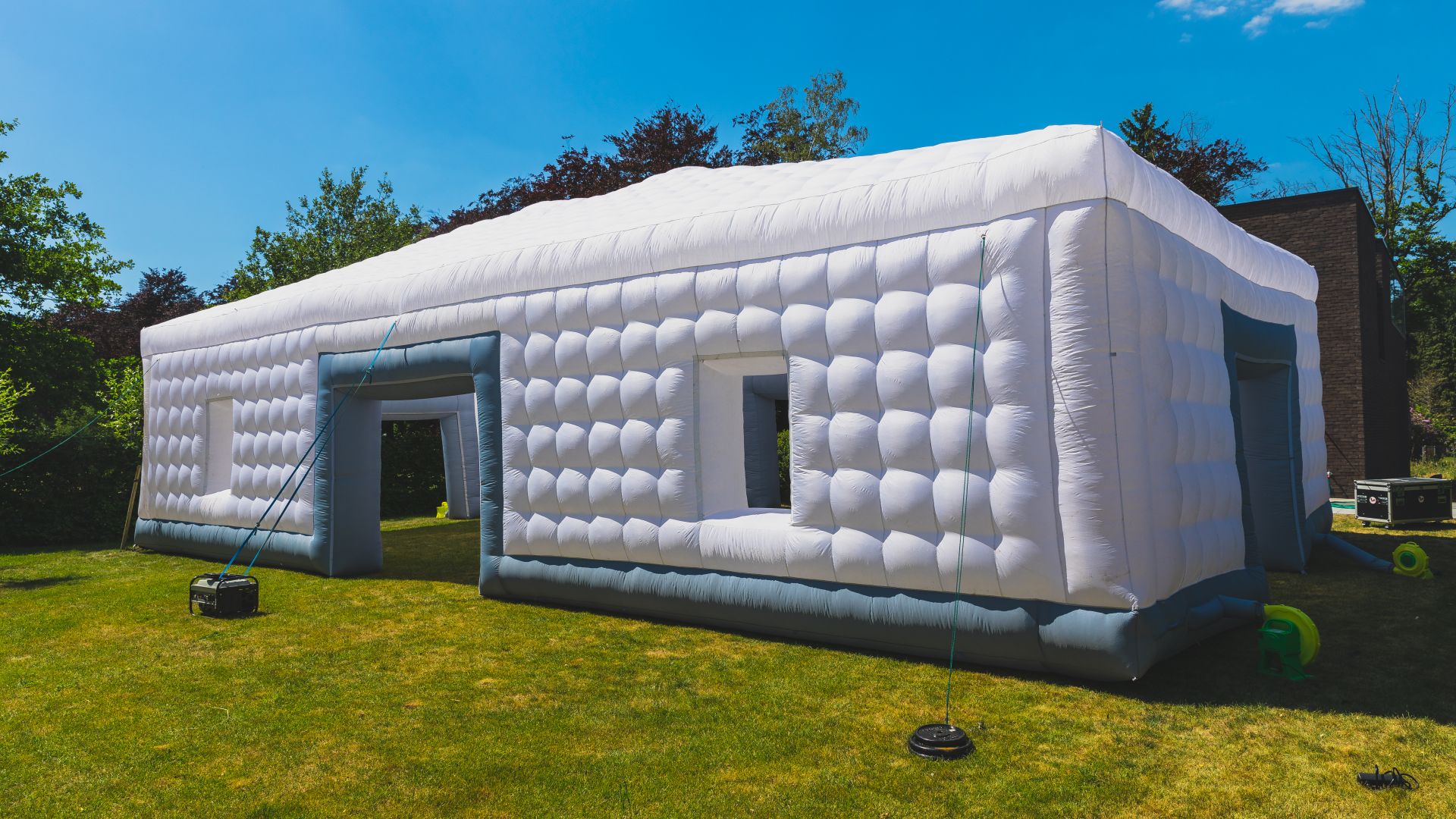 Onze Blow Up Tent